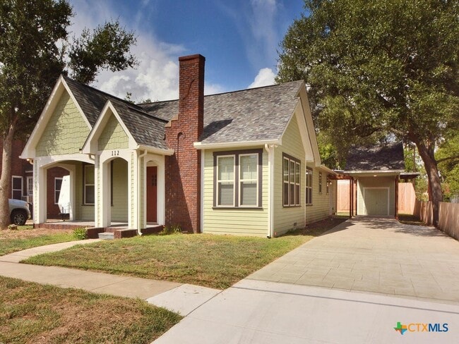 Foto del edificio - 112 S Cypress Ave