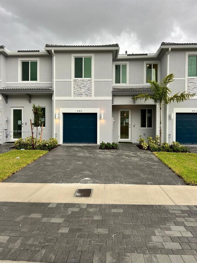 Foto del edificio - 645 SE 14th Ct