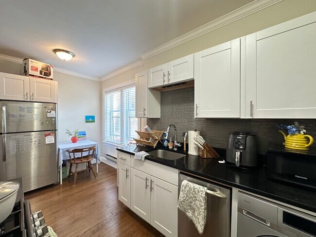 Foto del edificio - 3817 N Greenview Ave