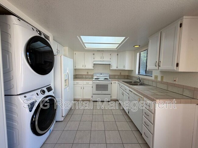 Foto del edificio - 585 Westridge Dr