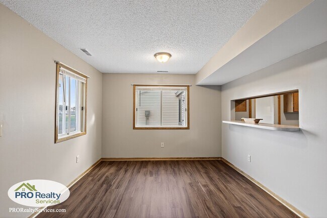 Building Photo - 3 Bedroom End Unit Townhouse