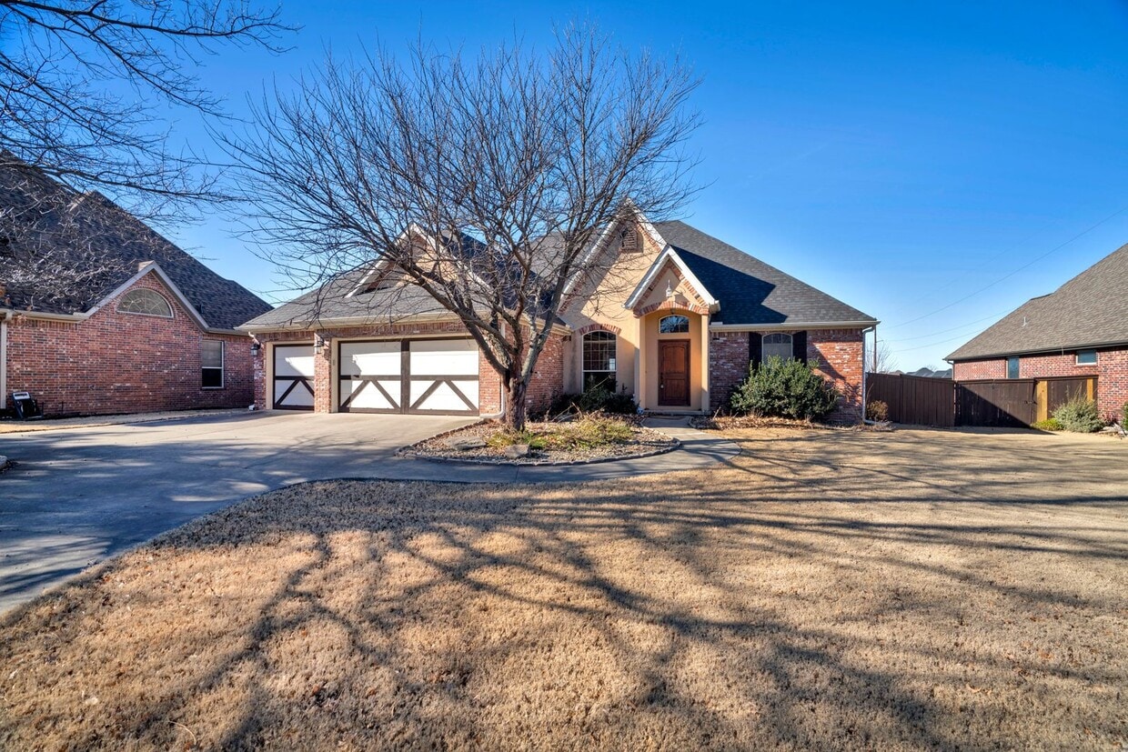 Executive Bentonville Home convenient to WM Home Office and more! - Executive Bentonville Home convenient to WM Home Office and more!