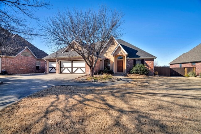 Executive Bentonville Home convenient to WM Home Office and more! - Executive Bentonville Home convenient to WM Home Office and more!