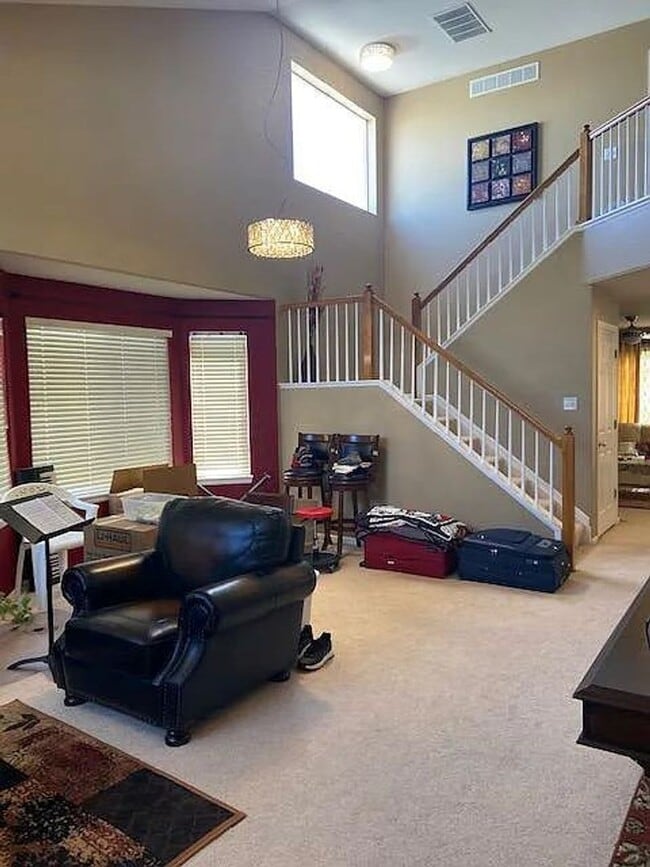 Building Photo - Stunning 5 bed, 3.5 bath Superior Home! Available Early June!