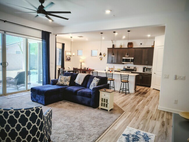 Foto del edificio - 522 S 197th Ln