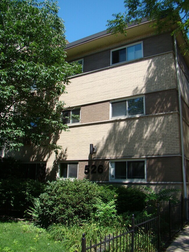 Building Photo - 526 W Roscoe St