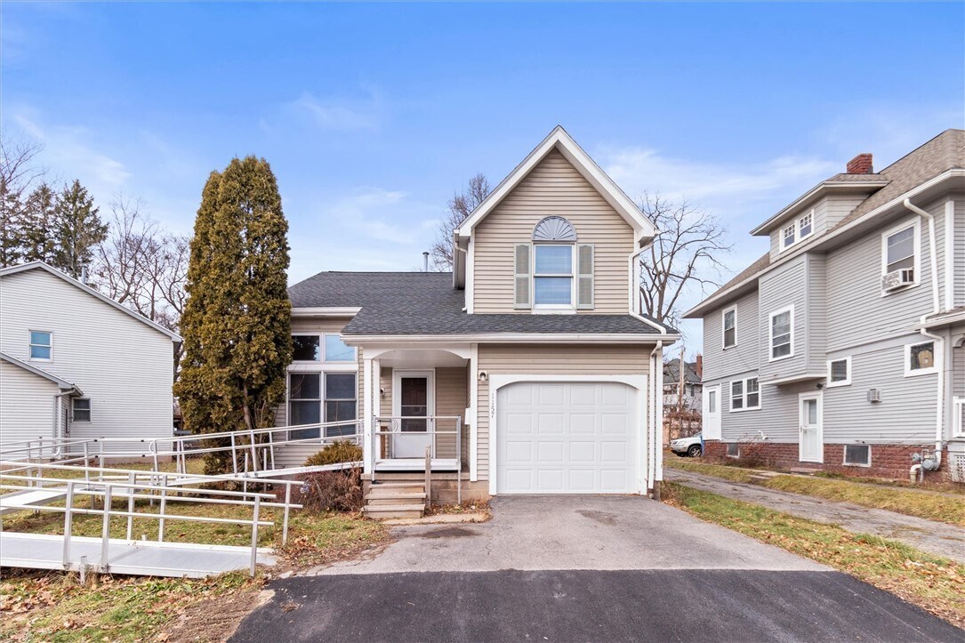 Foto principal - 1157 Genesee St