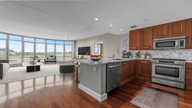 Foto del edificio - 8100 River Rd