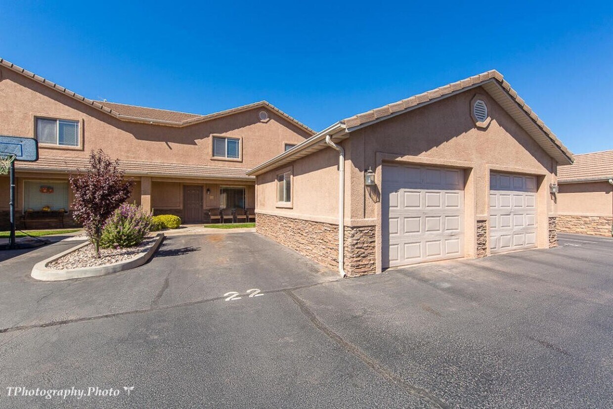 Foto principal - 3 bed 2 bath townhome with garage