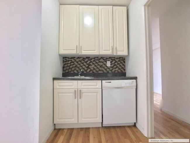 Building Photo - 401 E 68th St