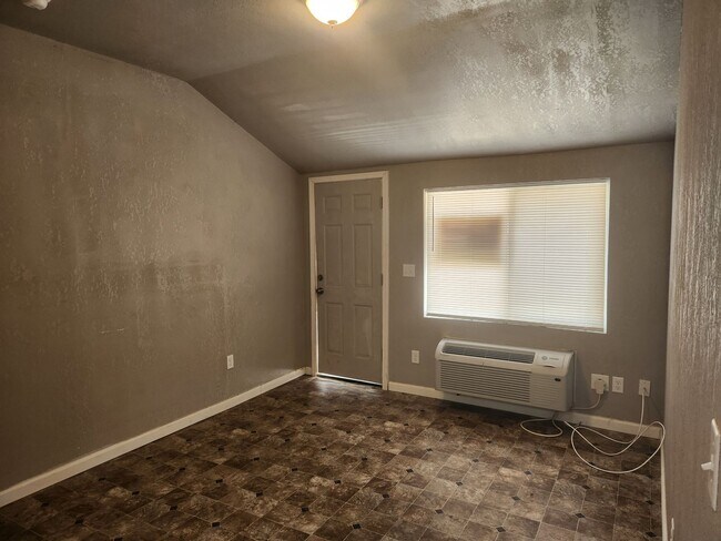 Foto del edificio - Centrally Located One Bedroom Duplex