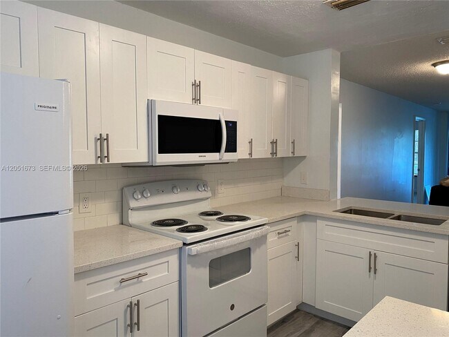Building Photo - 201 Lake Pointe Dr