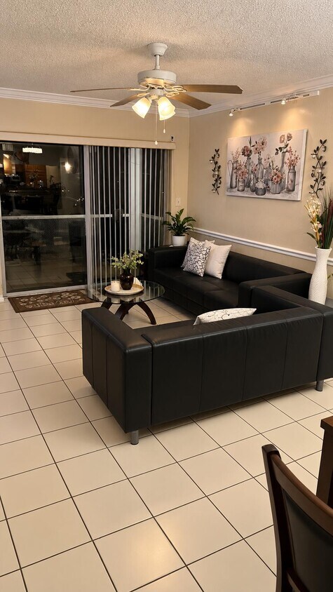 Foto del edificio - 8353 Royal Palm Blvd