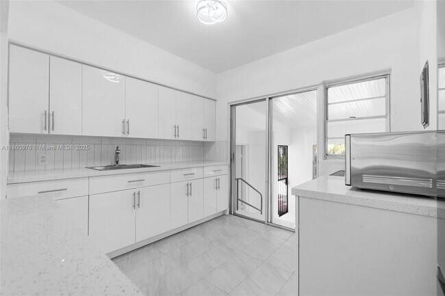 Foto del edificio - 1107 El Rado St