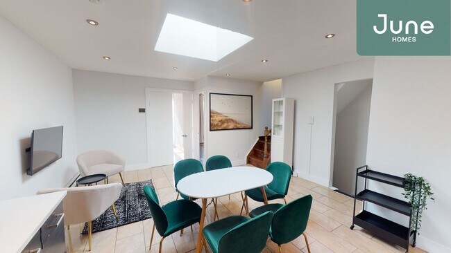 Foto del edificio - ROOM ONLY in 5-bed/2.0-bath Home
