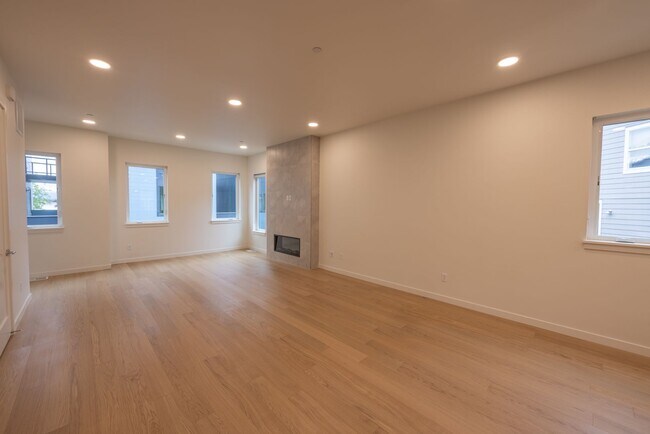 Foto del edificio - RIVERSIDE TOWNHOMES - Free Month - Winter ...