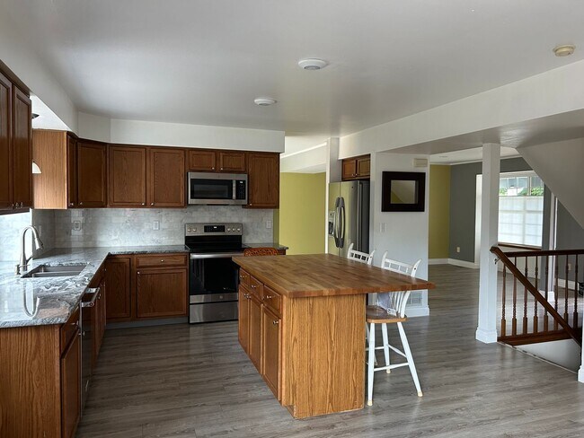 Foto del edificio - Broadmoor Glen 4 bedroom home