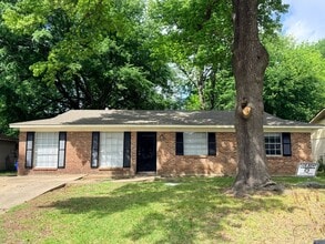 Building Photo - 9012 Lone Oak Dr