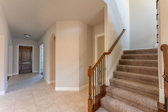 Foto del edificio - Stunning and Spacious 5/3.5 home in Pfluge...