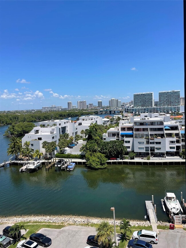 Building Photo - 400 Kings Point Dr