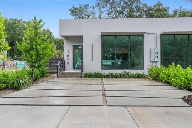 Foto del edificio - 1640 NE 145th St