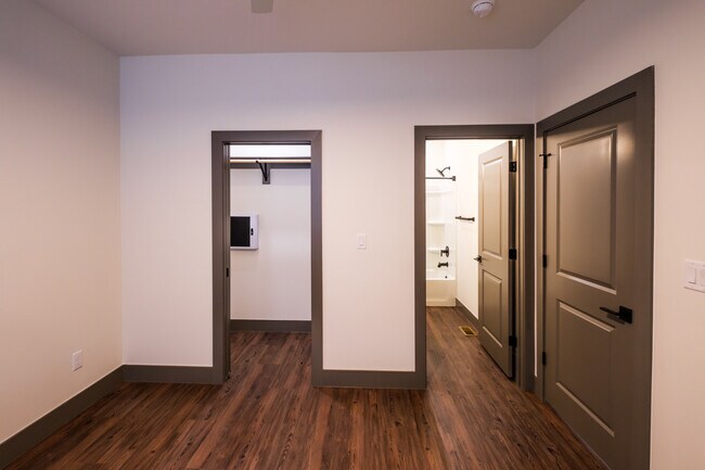 Building Photo - 303 Park St