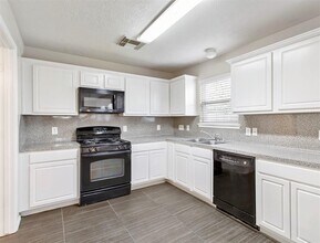 Building Photo - 11015 Shumard Oak Ct