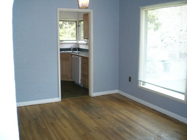 Building Photo - Charming 4 bedroom Home