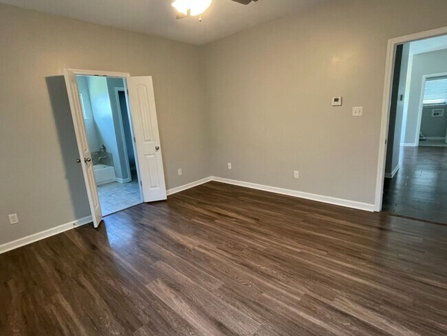 Foto del edificio - Bethel Park Subdivision! Four Bedrooms!