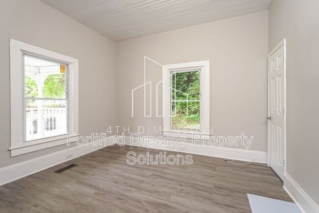 Building Photo - 921 23rd St NE