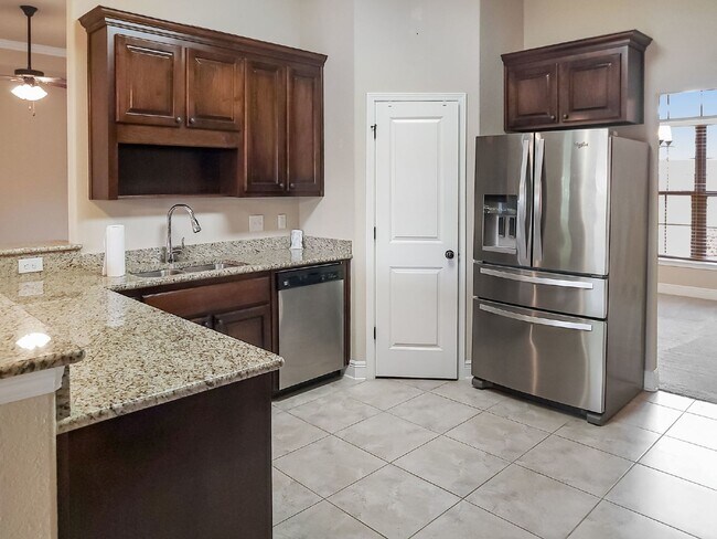 Building Photo - Clean and spacious home!