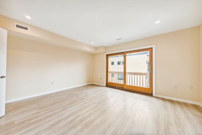 Building Photo - Traditional, Interior Row/Townhouse - WASH...