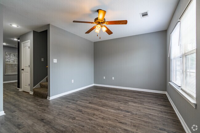 2 habitaciones, 1.5 baños - 960 pies cuadrados - Sala de estar - Willow Creek Townhomes
