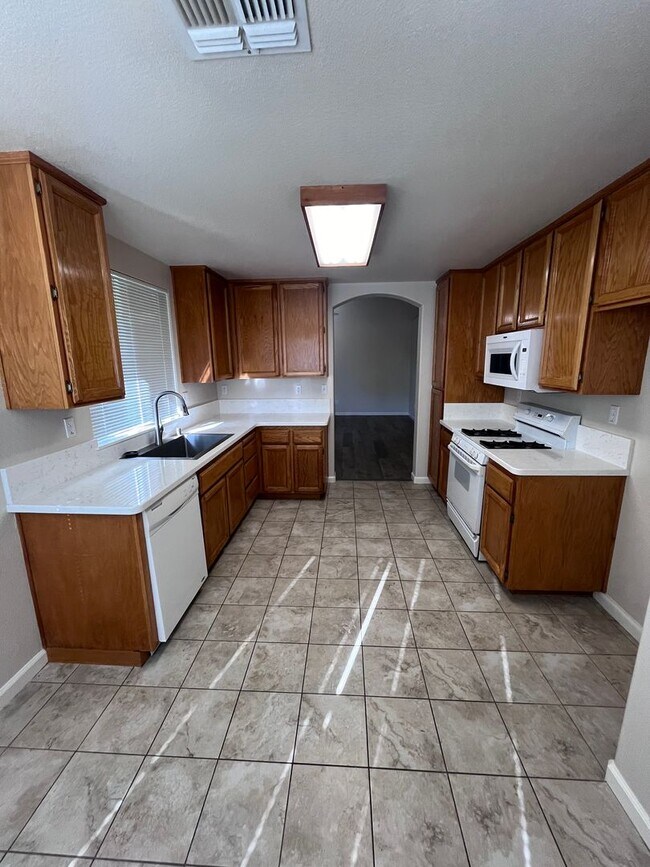 Building Photo - NICE UPDATED HOME IN CITRUS HEIGHTS!!