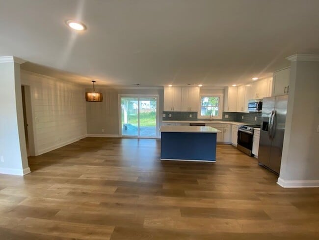 Building Photo - Welcome to this charming 3-bedroom, 1-bath...