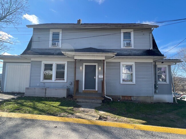 Building Photo - Large House w/ Yard ~ Downtown ~ 5 Bedroom...