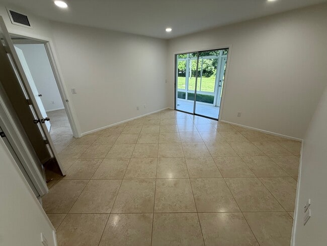 Building Photo - 2 Lake Vista Trl