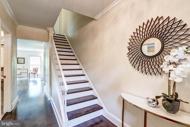 Foto del edificio - 3233 Sutton Pl NW