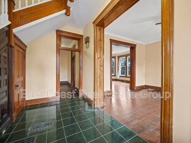 Building Photo - 448 Summit Ave