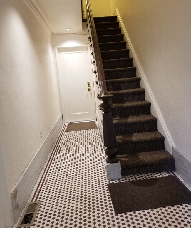 Entry area from public hall. - 135 6th Avenue