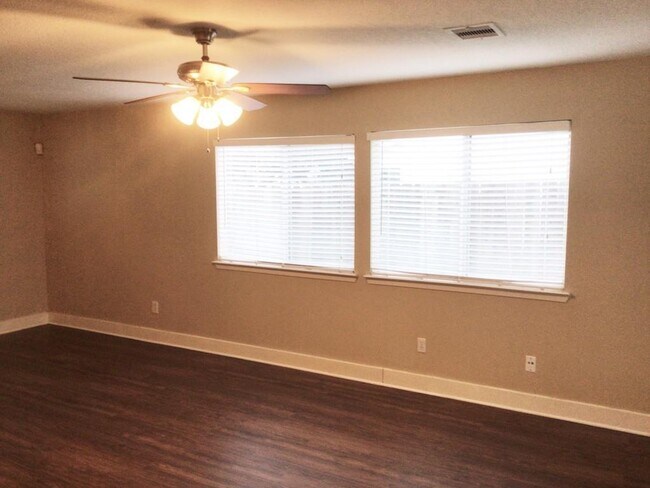 Foto del edificio - 7627 River Pines Dr