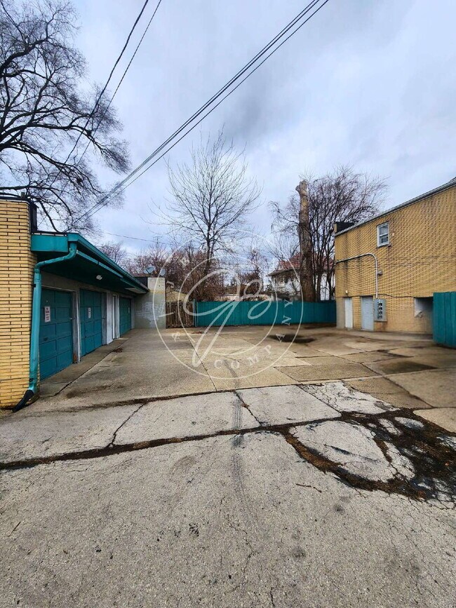 Building Photo - Charming 1-Bed with Spacious 1050 Sq Ft Layout in Toledo's Heart!