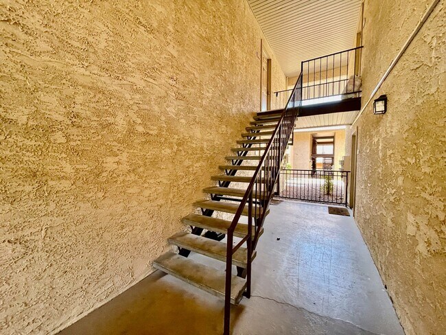 Foto del edificio - 2 BED 1 BATH 2ND FLOOR CONDO LOCATED IN 24...