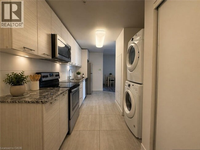 Building Photo - 251 Hemlock St