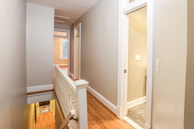 Foto del edificio - Beautiful Abode in Bloomingdale! Parking I...