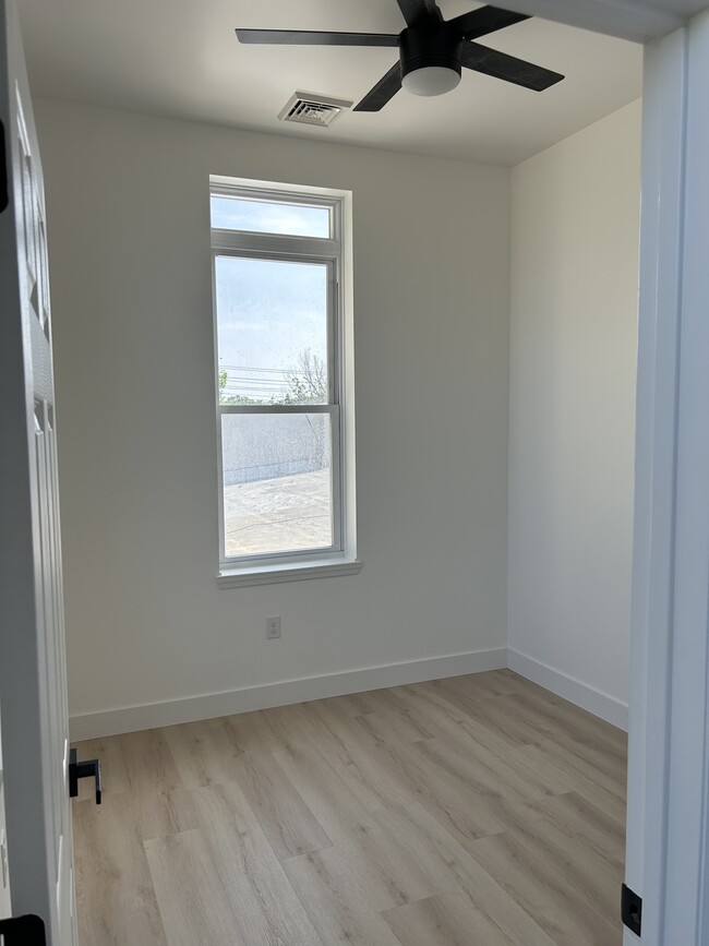 Building Photo - 600 E Landis Ave