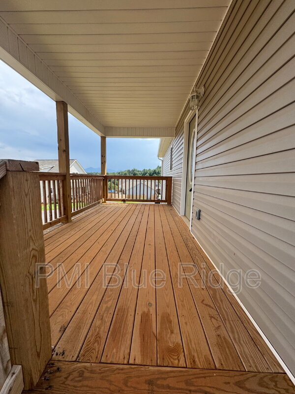 Foto del edificio - 380 Quinn Hill Ln