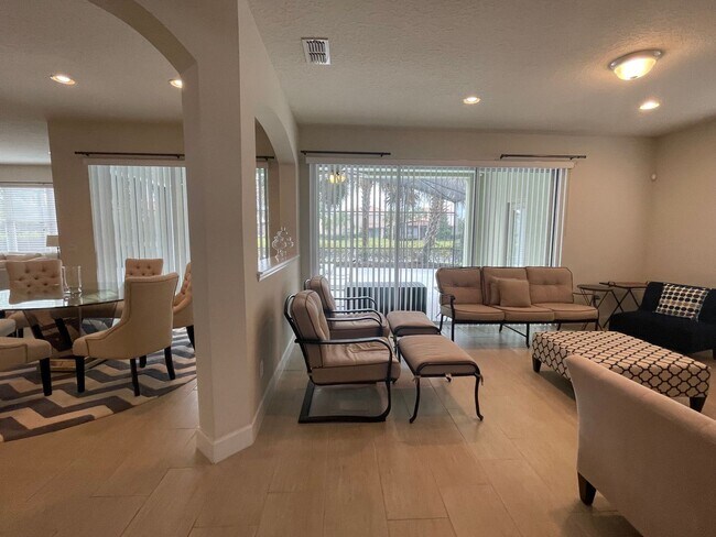 Foto del edificio - The perfect home waiting for you! FULLY FURNISHED!!
