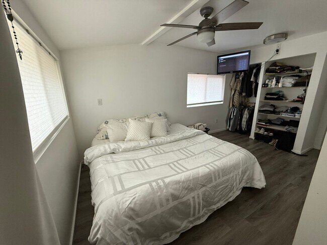 Foto del edificio - 2440 Wickstrom Pl SW