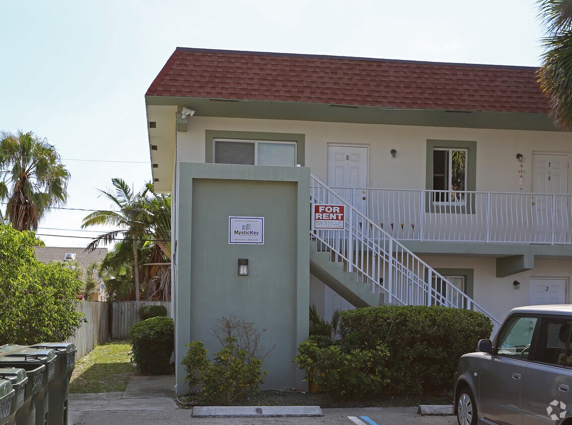 Building Photo - 3060 NE 13th Ave
